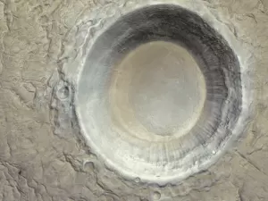 Cratera gelada em Marte é capturada por orbitador