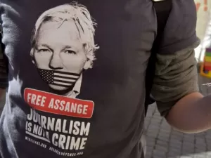 Após mais de uma década, Assange retorna ao seu país natal como um homem livre
