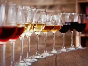 O que é o processo de colagem no vinho?