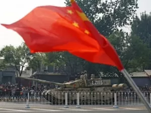 China apresenta ‘porta-avião de drones’ e outras armas em desfile militar