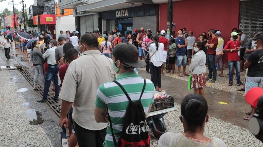 13.08.2020 -Pagamento de auxílio emergencial gera fila em agências da Caixa em Pernambuco                    - BRUNO CAMPOS/JC IMAGEM                            