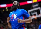 James Harden lesiona o pé e ficará de fora por um mês - Getty Images