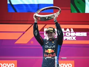 Qual piloto conquistou maior número de campeonatos consecutivos na F1?