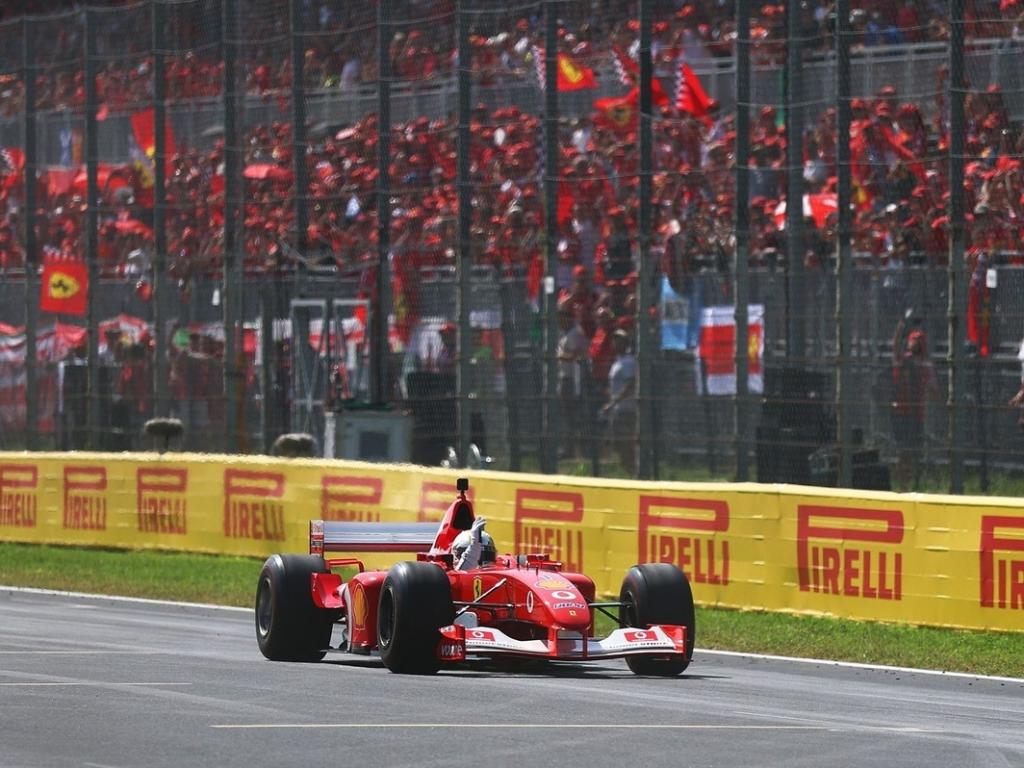 VÍDEO F1: Vettel e Barrichello homenageiam Schumacher com volta no Ferrari F2002 em Monza - undefined