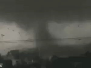 Tornado deixa mortos e rastro de destruição na China