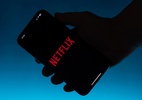 Procon-PR processa a Netflix por taxar compartilhamento de senha - Logo da Netflix em um iPhone