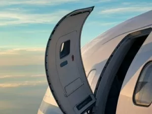 O que aconteceria se você abrisse a porta do avião no meio do voo?