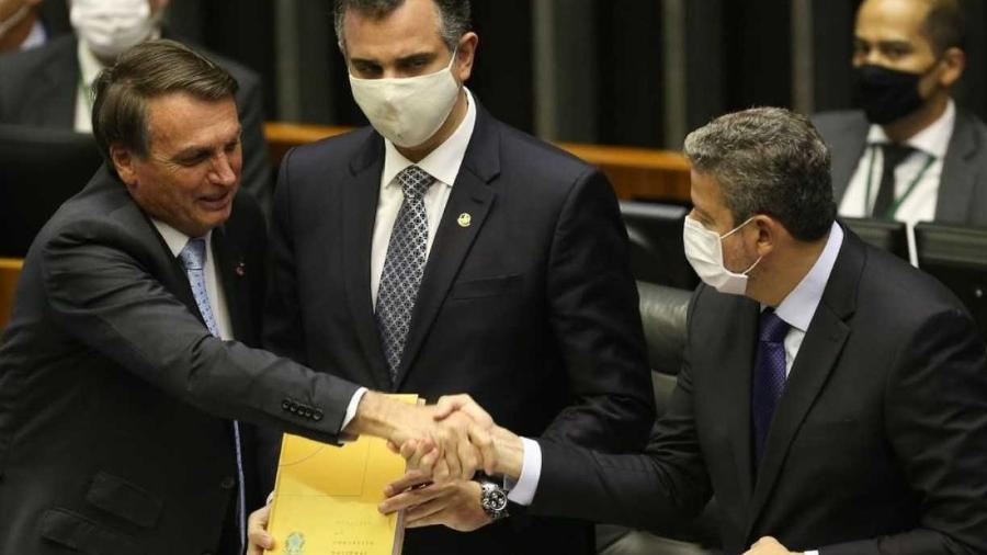 Bolsonaro com o presidente do Congresso, Rodrigo Pacheco, ao lado do presidente da Câmara, Arthur Lira - Fabio Rodrigues Pozzebom/Agência Brasil                            