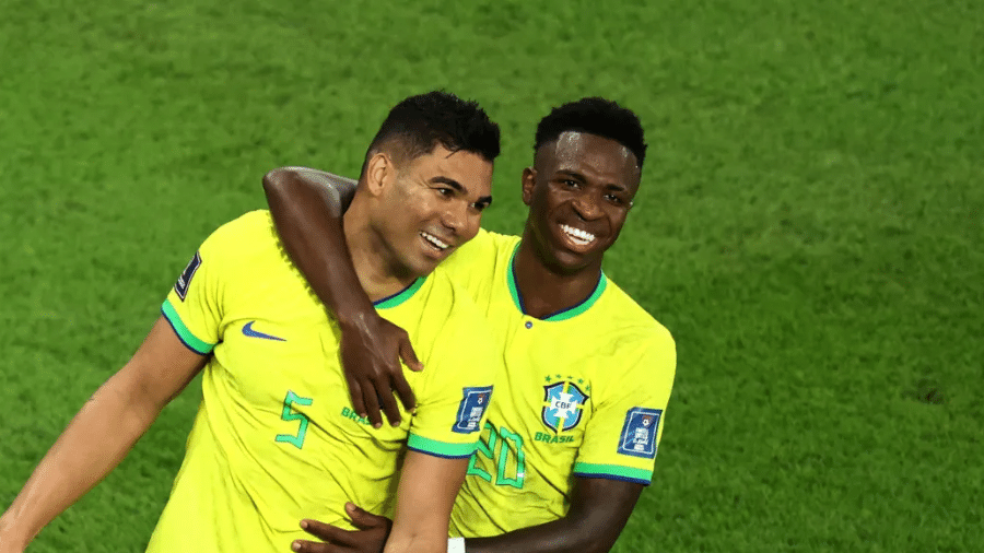 Casemiro e Vini Jr comemoram o gol que deu a vitória ao Brasil contra a Suíça na Copa - REUTERS/Marko Djurica