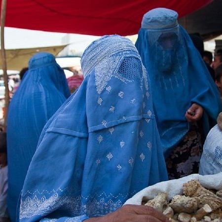 Mulher afegã de burca - imtfi via Wikimidia Commons