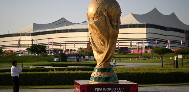  Réplica do troféu da Copa do Mundo em frente ao Estádio Al-Bayt, no Qatar