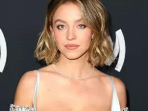 Sydney Sweeney é fotografada de biquíni no pátio de casa, tem corpo criticado pela web e posta resposta afiada; confira