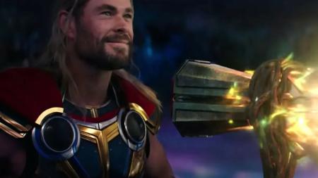 Como diretor de Thor convenceu Chris Hemsworth a aparecer pelado?