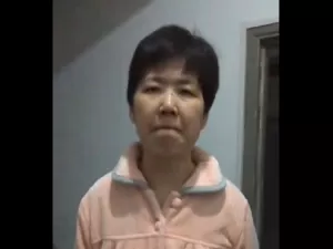 Vídeo: Jornalista chinesa condenada reaparece abatida nove dias após data marcada para sair da cadeia