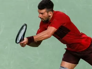 Djokovic vira sobre jovem tcheco e faz nona semi em Xangai