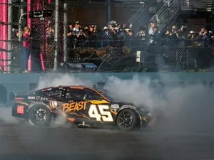 NASCAR: Reddick 'voa' na última volta, vence em Homestead e se garante na final