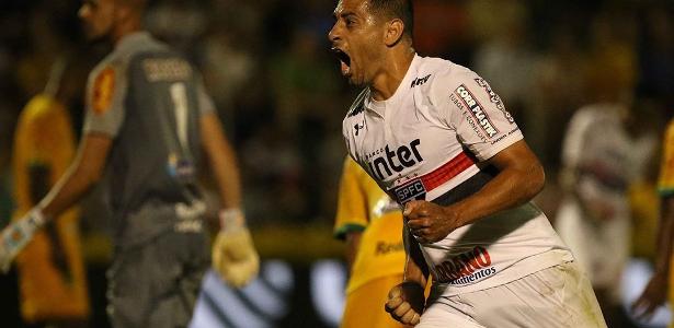 Diego Souza sofreu pênalti no segundo gol do São Paulo - Célio Messias/Estadão Conteúdo