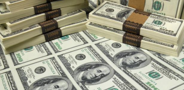 Dólar abre em leve baixa, a R$ 4,97, com petróleo acima de US$ 100 no radar