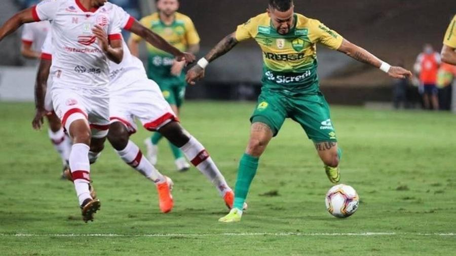 Cuiabá em jogo contra o Náutico pela Série B: clube do Mato Grosso é líder da Série B                            - Divulgação/Cuiabá         
