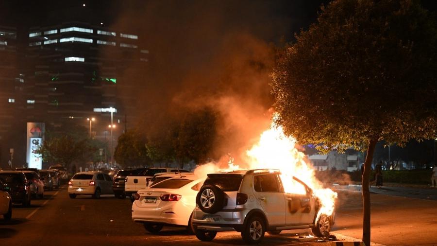 Ônibus e carros foram queimados em Brasília após diplomação de Lula em 12 de dezembro de 2022 - Evaristo Sá/AFP                            