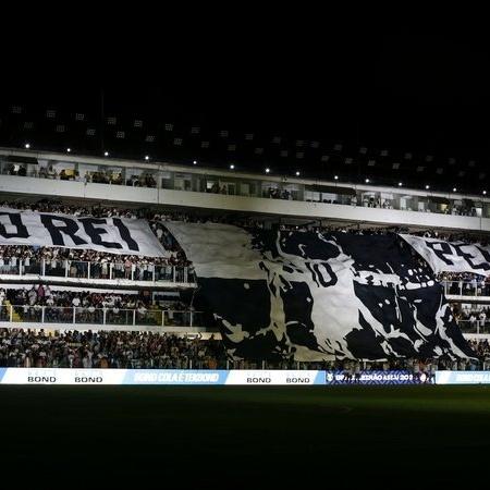 Pelé: Vila Belmiro tem noite de silêncio e escuridão - GettyImages