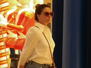 No elenco de Beleza Fatal, Giovanna Antonelli esbanja simpatia em shopping de luxo