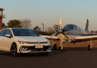 Volkswagen Golf x avião: um duelo inusitado - https://carsughi.uol.com.br/wp-content/uploads/2025/08/volkswagen-golf-x-aviao-um-duelo-inusitado.png