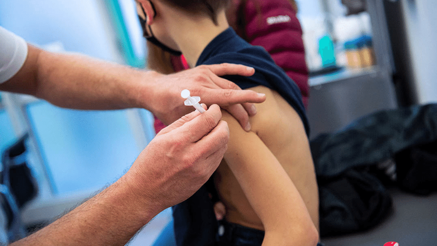 Pesquisa do "PoderData" revelou que ampla maioria diz que vacinaria seu filho - Reuters