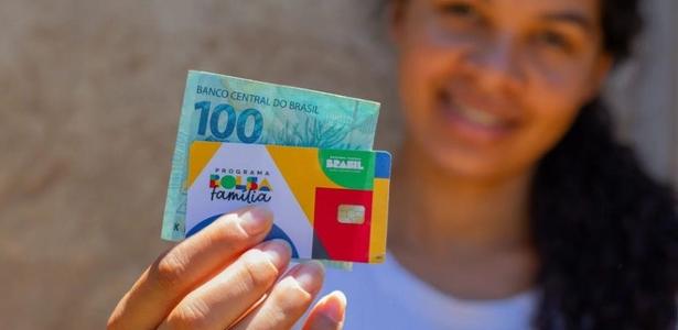 Mulher segura cartão do Bolsa Família; novo aplicativo mostra bloqueios direto no celular - undefined