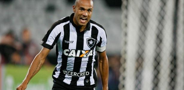 Roger em ação pelo Botafogo; jogador foi diagnosticado com um tumor renal - Marcelo de Jesus/Framephoto/Estadão Conteúdo