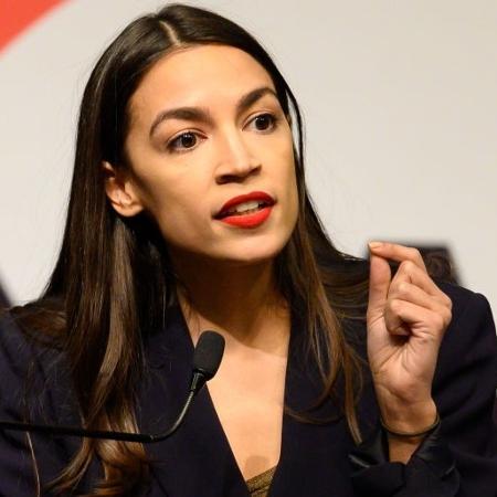 A deputada americana de extrema esquerda Alexandria Ocasio-Cortez pede respeito às pessoas trans - Michael Brochstein/Getty Images