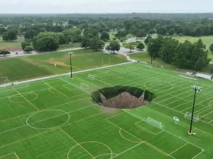Veja momento em que buraco gigante surge em campo de futebol dos EUA