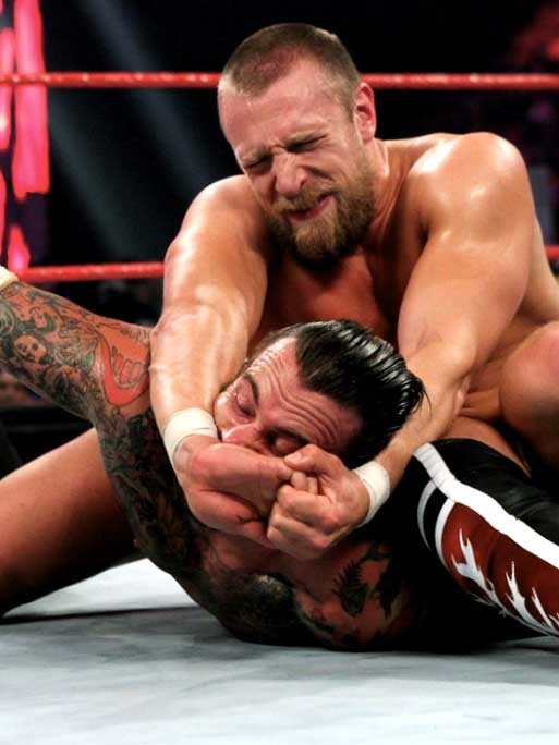 Luta livre vira serviço essencial na Flórida e WWE volta