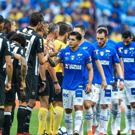 Jogadores de Cruzeiro e Atlético Mineiro em ação - GettyImages