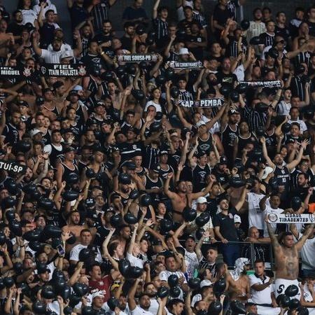 Torcida do Corinthians encarou forte chuva no CT Joaquim Grava