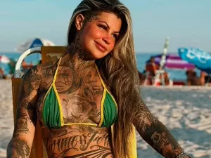 Influencer é criticada ao exibir corpo tatuado na praia: "Ridículo"