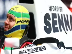 Vettel guia McLaren de Ayrton Senna e carrega bandeira do Brasil em Imola 