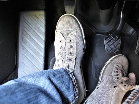 Andar com o pé apoiado na embreagem é um hábito que deve ser evitado, mas há outros que também encurtam a vida útil do componente - foto: Shutterstock