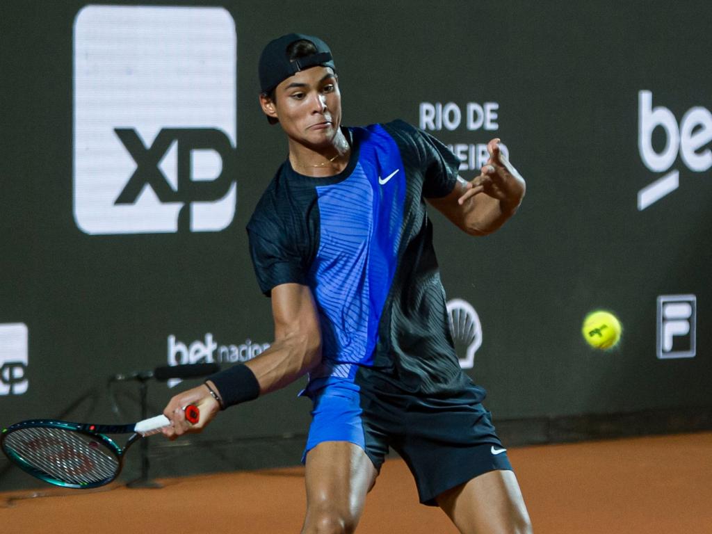 Guta luta, leva top 130 ao terceiro set, mas não passa da estreia - undefined