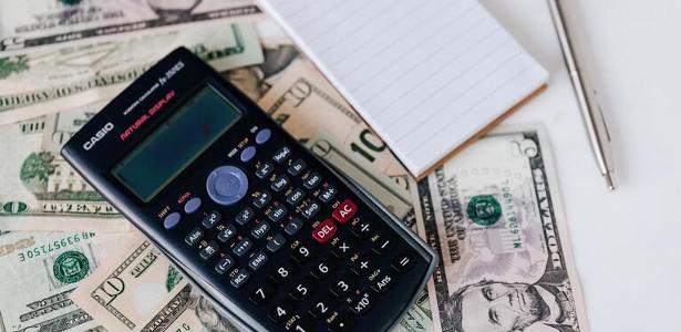 Dólar abre em baixa, a R$ 5,16, cedendo parte da alta na semana de juros