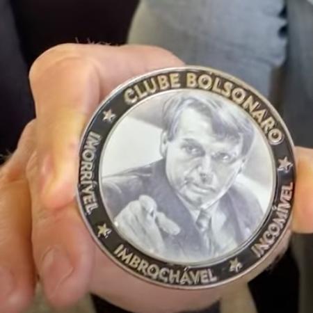 Bolsonaro mostra medalha com "imorrível, imbrochável, incomível" a apoiadores