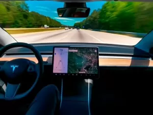 VÍDEO: Policial corre para não ser atropelado por Tesla no automático