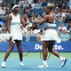 Serena e Venus encantam o p&uacute;blico, mas caem em duelo de 3h na estreia