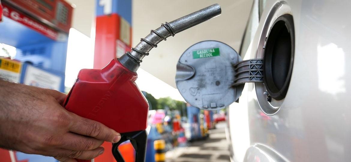 Preço do etanol também caiu neste mês, mas não com a mesma intensidade da gasolina; número de estados onde ácool é mais vantajoso caiu de 7 para 3 - Marcelo Camargo/Agência Brasil