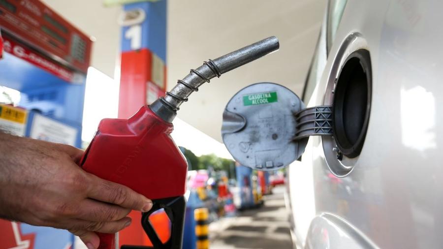 Gasolina hoje é vendida em média a R$ 5,75 por litro; segundo a Ticket Log, preços caíram 24% desde o fechamento de junho - Marcelo Camargo/Agência Brasil
