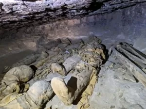 Tumbas egípcias escavadas em colina surpreendem pesquisadores