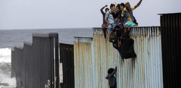 Milhares de imigrantes tentam entrar nos Estados Unidos ilegalmente pela fronteira com o México - Guillermo Arias/AFP