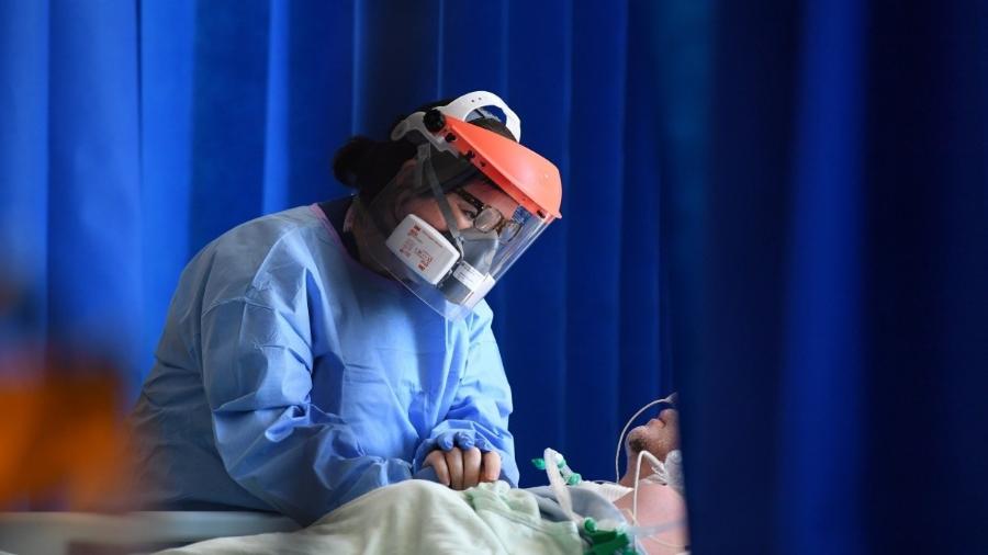 Atendimento a paciente de coronavírus no Brasil -                                 NEIL HALL/POOL/AFP                            