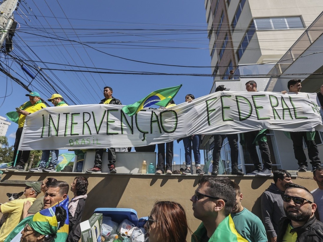 Bolsonaristas recolhem suas faixas: hora de voltar pra casa