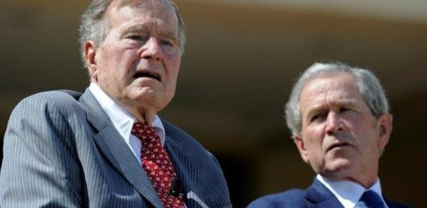 Os ex-presidentes George H. W. Bush e George W. Bush criticam, em livro, Trump - Foto: AFP/Arquivos